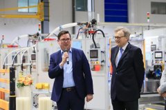 诺德集事长KuechenmeisterUllrich颁发了热情弥漫的致