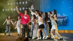 挚的歌声深深打动了现场不雅众